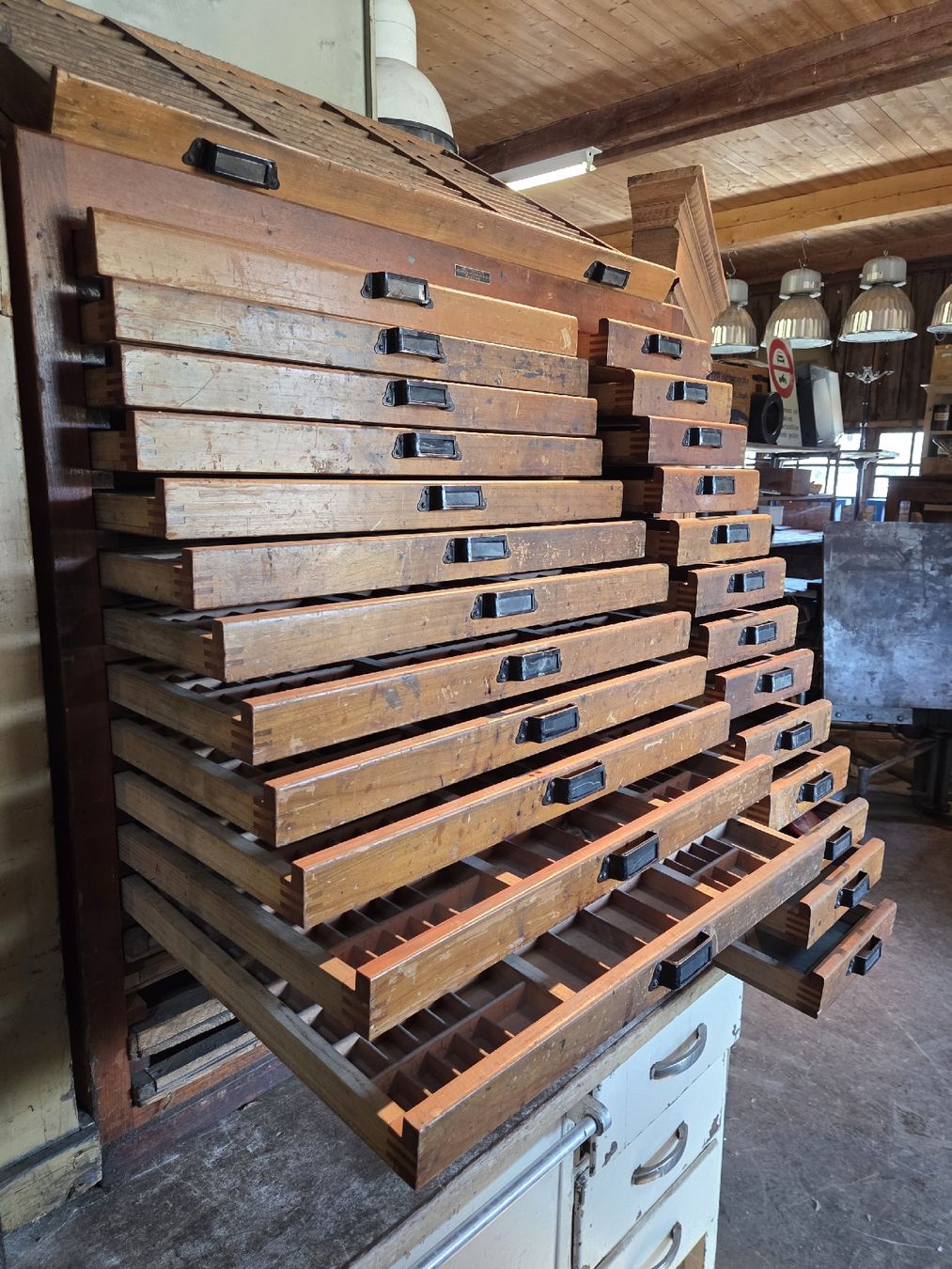 Schränke: Druckerei Schrank/Setzkastem – Gebraucht aus Herisau von Strahlkraft 5