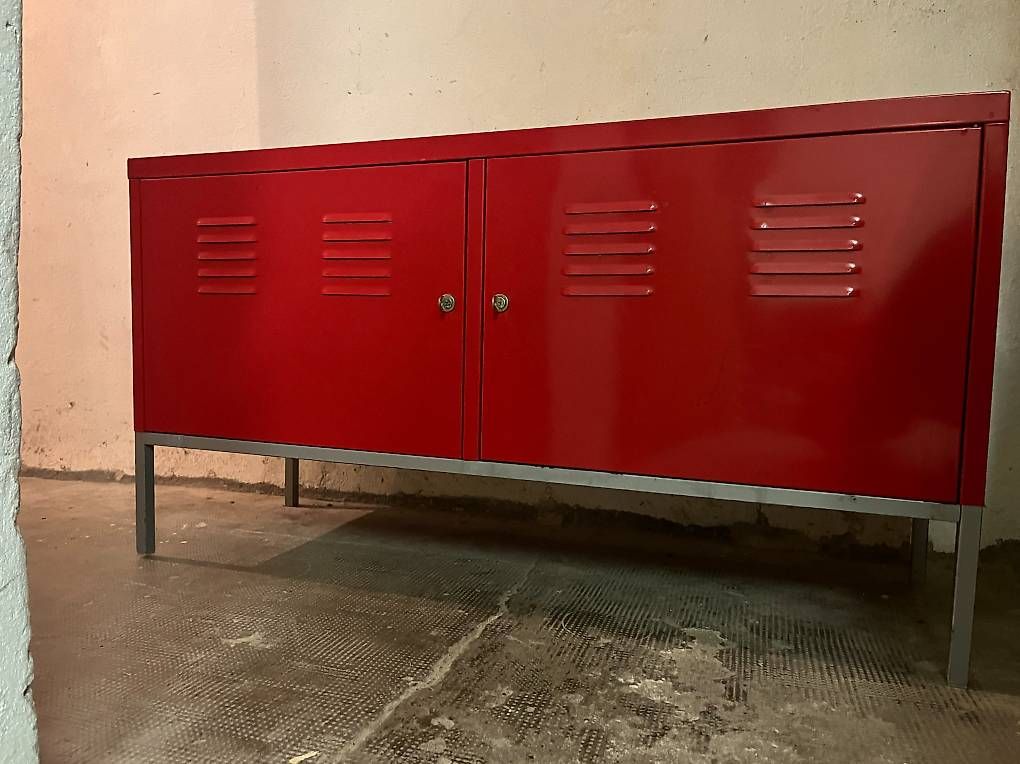 Armoires: Armoire Rouge en métale – D'occasion à Biel/Bienne par aml2520