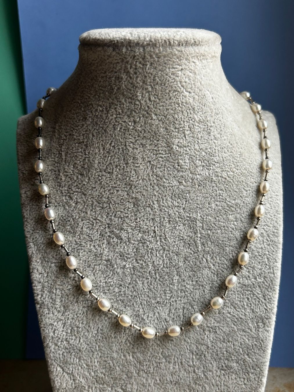 Ketten: Elegante Perlenkette, Silber, Süßwasserperlen 42cm – Gebraucht aus Dittingen von Bellevista