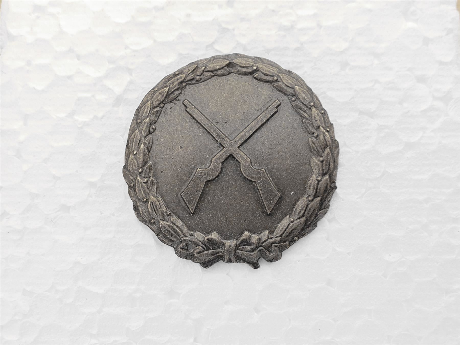 Placchette & Badge: Brustanhänger Emblem Infanterist – Nuovo (secondo la descrizione) da Erlinsbach venduto da S700