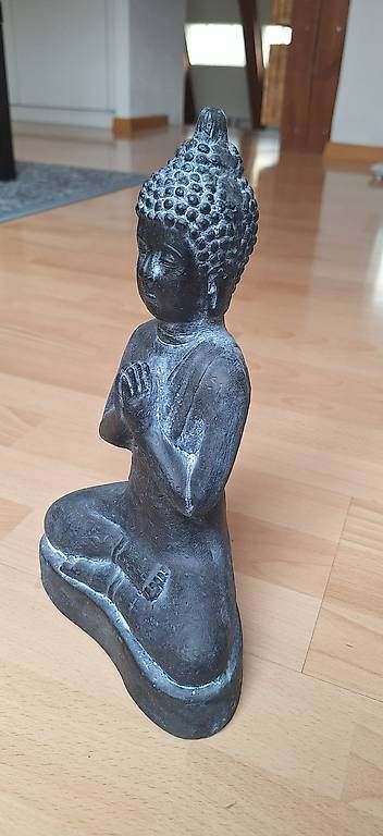 Tutte le decorazioni: Buddha Dekofigur  ca. 30 cm  sitzend / betend – Usato da Zürich venduto da Pamwen