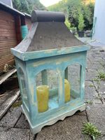 Laterne Holz blau weiss mit Glas für Kerzen dekoriert 