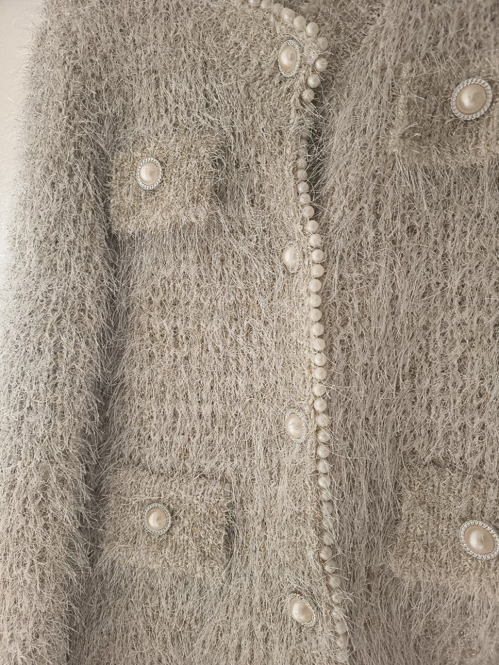 Giacche: Flauschige Strickjacke mit Perlen hellgrau mit siberfäden L – Nuovo (secondo la descrizione) da Rümlang venduto da Cat-Judy 4