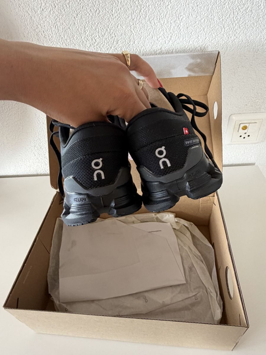 On Scarpe da uomo: On Running Women Cloud X4 – Nuovo e nell'imballaggio originale da Wallisellen venduto da Selin_Achermann 1
