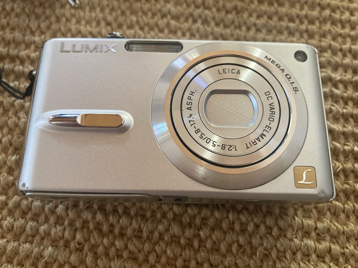Panasonic Fotocamera: Panasonic Lumix DMC-FX9 | Digitalkamera mit Ladegerät – Usato da Wichtrach venduto da Queensparkunite 2