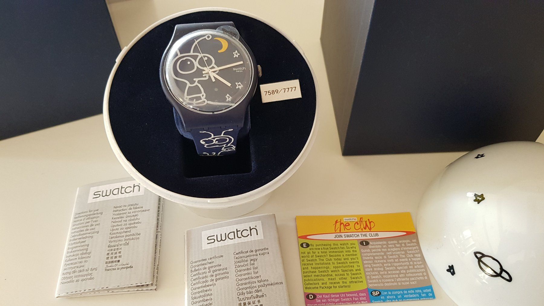 Swatch Uhren: SWATCH LITTLE IDIOT - SUOZ129S - Entwurf: Moby – Neu und originalverpackt aus Zürich von Alcetta 1