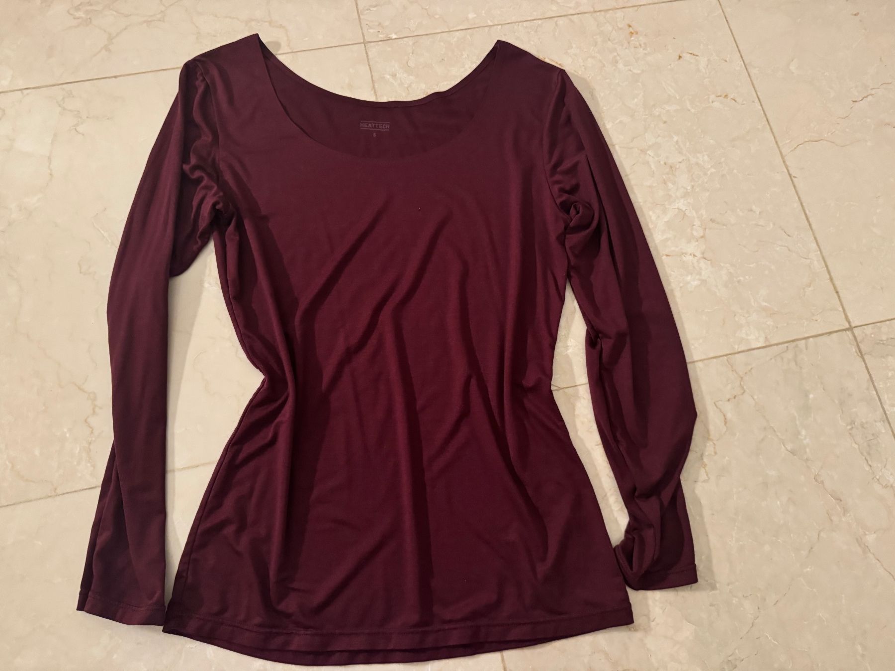 T-Shirts: Burgundy Deep Cut Long Sleeve Flattering Fit – Gebraucht aus Basel von mar_dgx7
