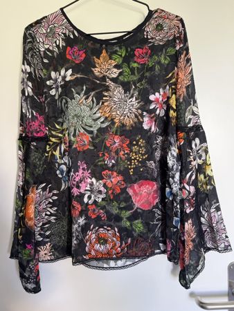 Luxus Bluse der Edelmarke Marc Cain. N3