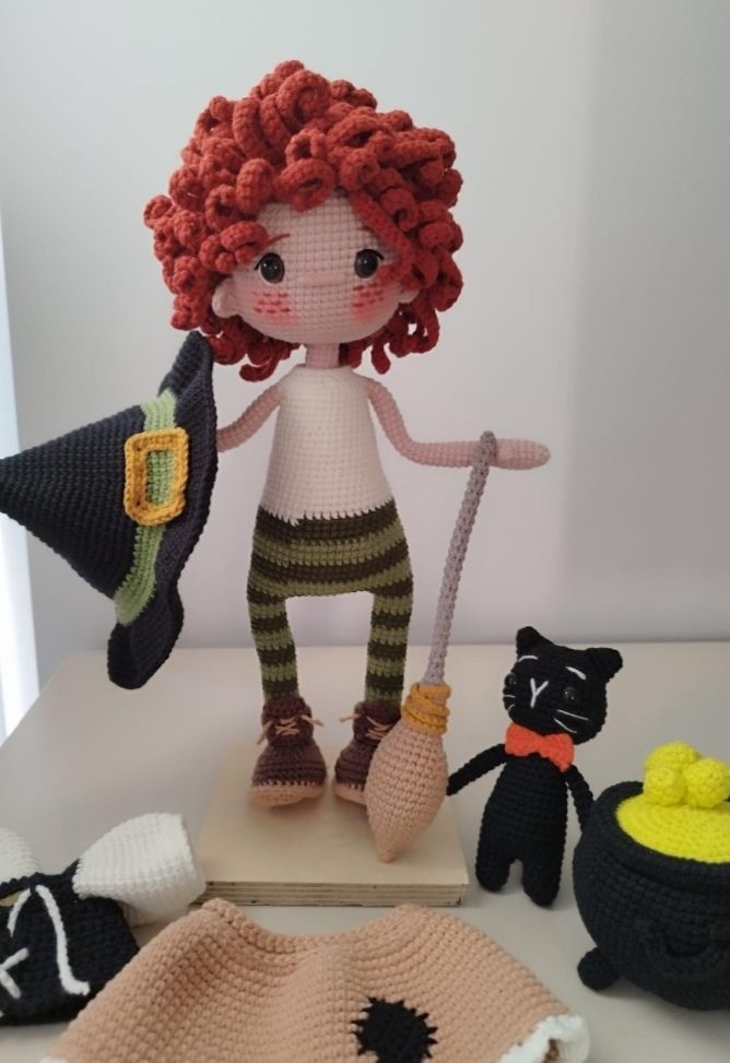Bambole: Crocheted Witch Doll with Cat, Halloween – Nuovo e nell'imballaggio originale da Arnex-sur-Orbe venduto da can_97vn 8