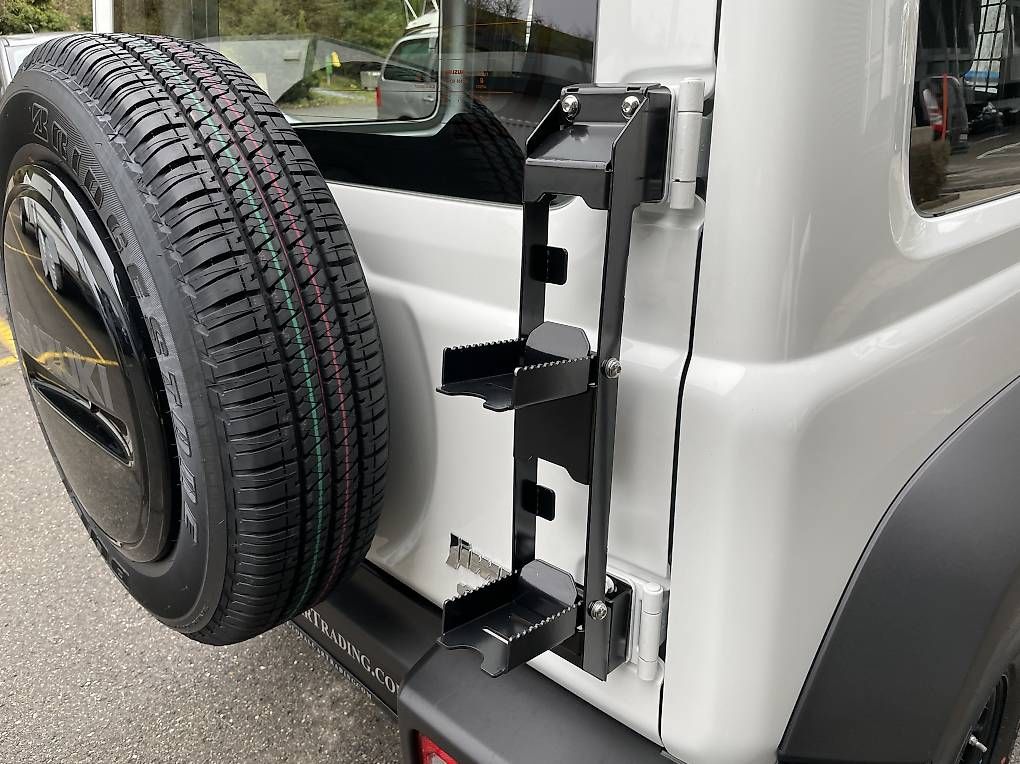 Scale: Suzuki Jimny Heckleiter ausklappbar – Nuovo e nell'imballaggio originale da Schindellegi venduto da GlobalCarTrading_AG