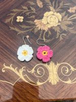 Boucles d'oreilles fleurs crochetées rose blanc fait main NE