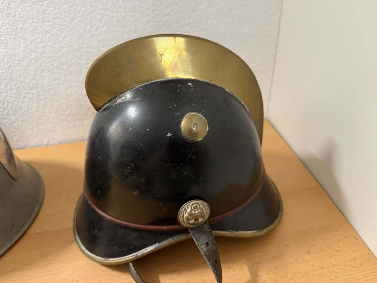 Abbigliamento & accessori d'epoca: Feuerwehr Antike Helme  – Usato da Widnau venduto da RetoW01 4