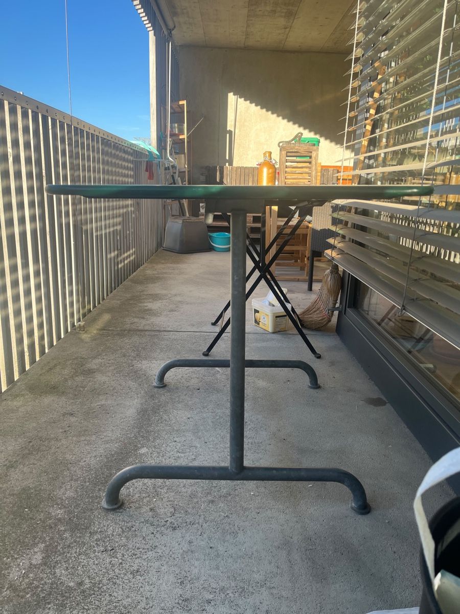 Tables: Gruener Balkon oder Gartentisch – D'occasion à liebefeld par tor_nn2l 2