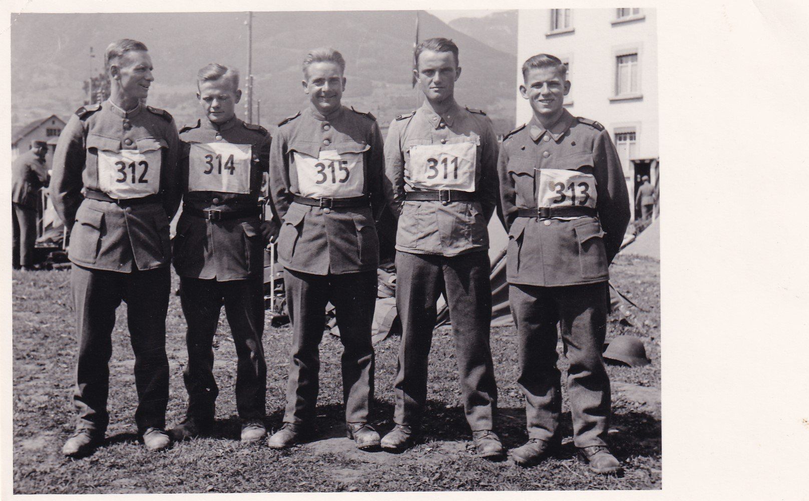 Alle Briefmarken: Foto Soldaten mit Startnummern – Gebraucht aus Birsfelden von chr_yq2g