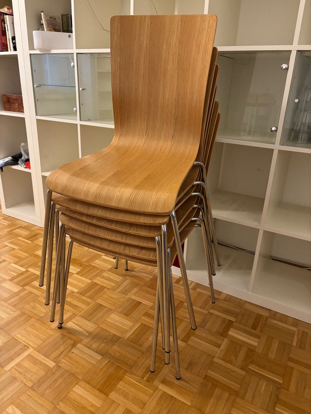 Stühle: 6 Stühle stapelbar – Gebraucht aus Basel von bho_m8z8