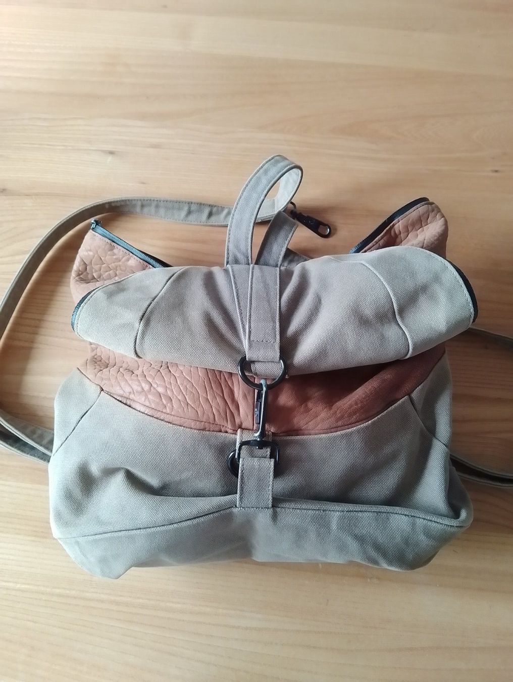Zaini: Super Schweizer Rucksack Kalbsleder Stoff Reissverschl. def. – Difettoso da Luzern venduto da Seri4 1