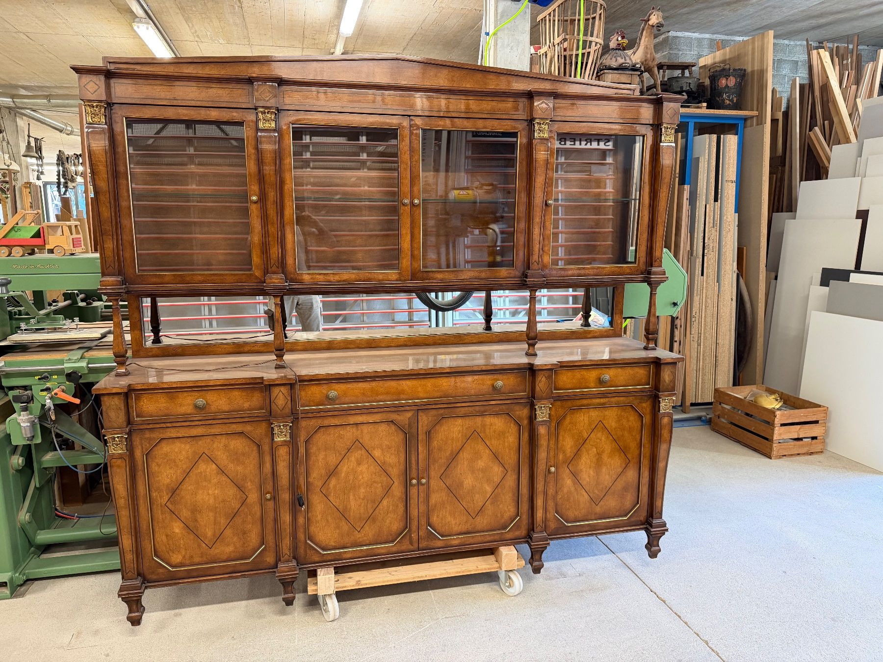 Credenze: Buffet in Nussbaum mit Vitrine Italien – Usato da Brunnen venduto da Stoeffel_ 8