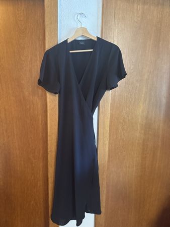schwarzes Wickelkleid kurzarm