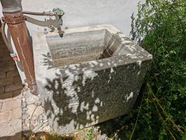 Massiver Natursteinbrunnen – hochwertig – Jahrgang 1998