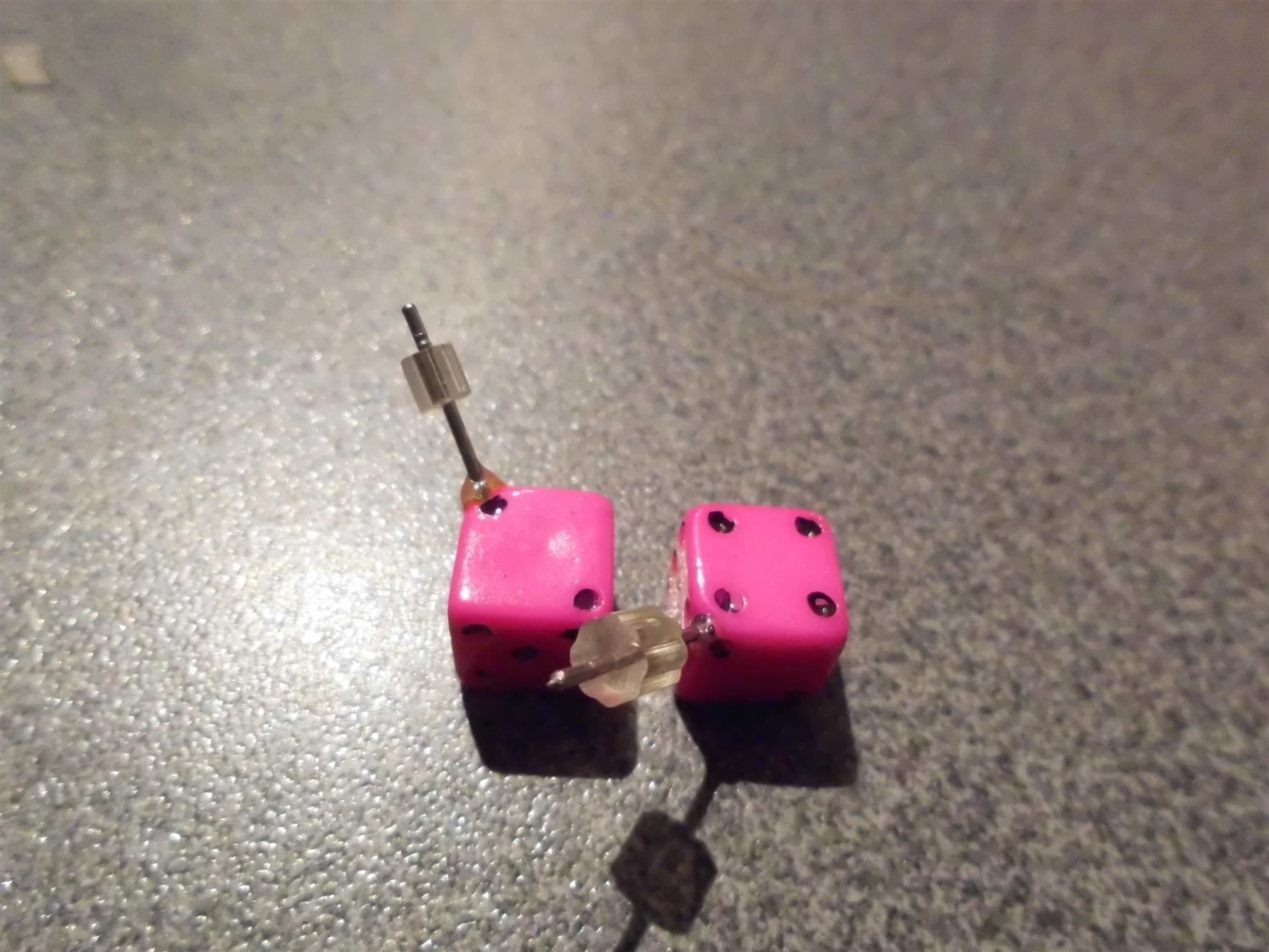 Boucles d'oreille: Ohrstecker Würfel, pink – Neuf avec emballage d'origine à Zürich par abraxas1291