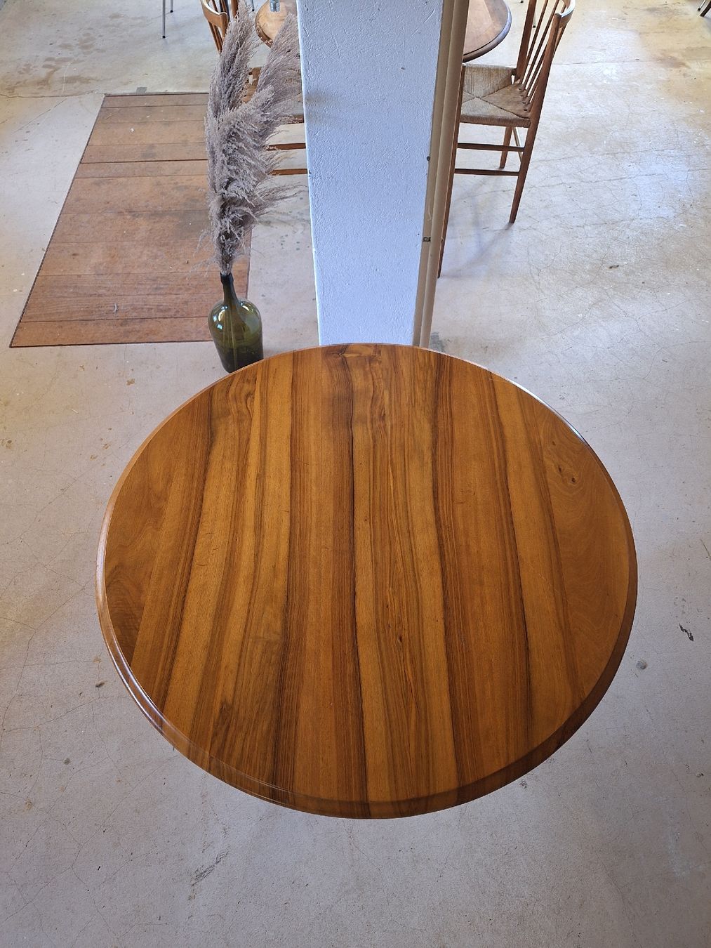 Tavoli: Nussbaum Bistrotisch mit Gusseisenfuss – Usato da Urtenen-Schönbühl venduto da Atelier21_bern 1