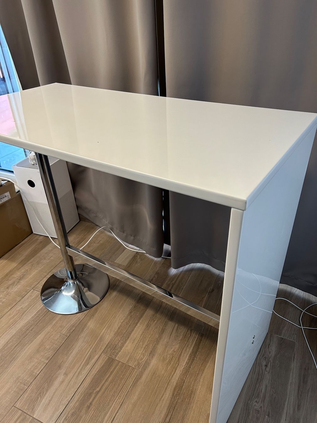 Set de table et chaises: Table de bar et 2 chaises de bar – D'occasion à Ballens par Minimix 4