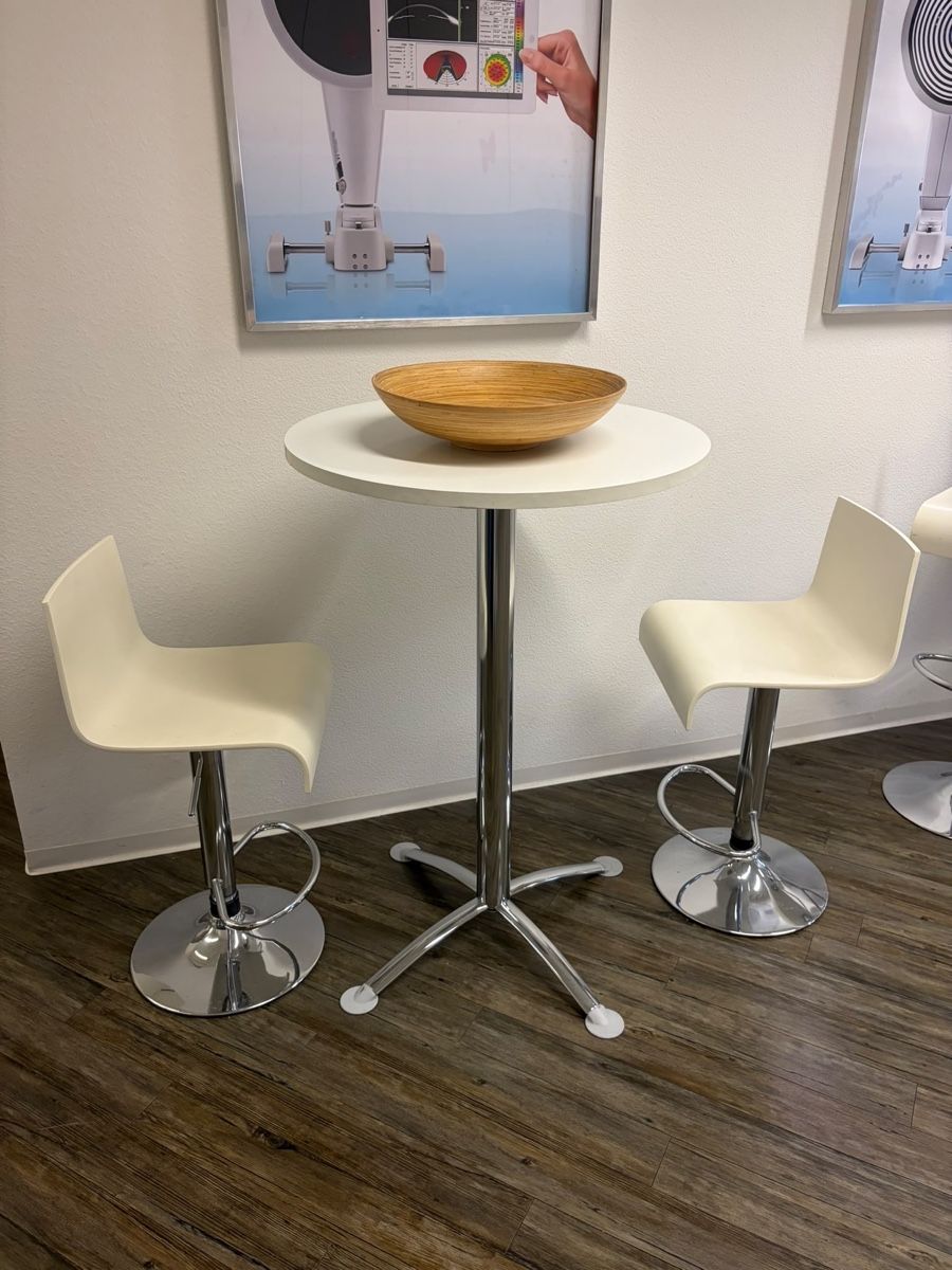 Tischset: Stehtisch mit 2Hocker weiss chrom 51 – Gebraucht aus Gränichen von Eliotta72