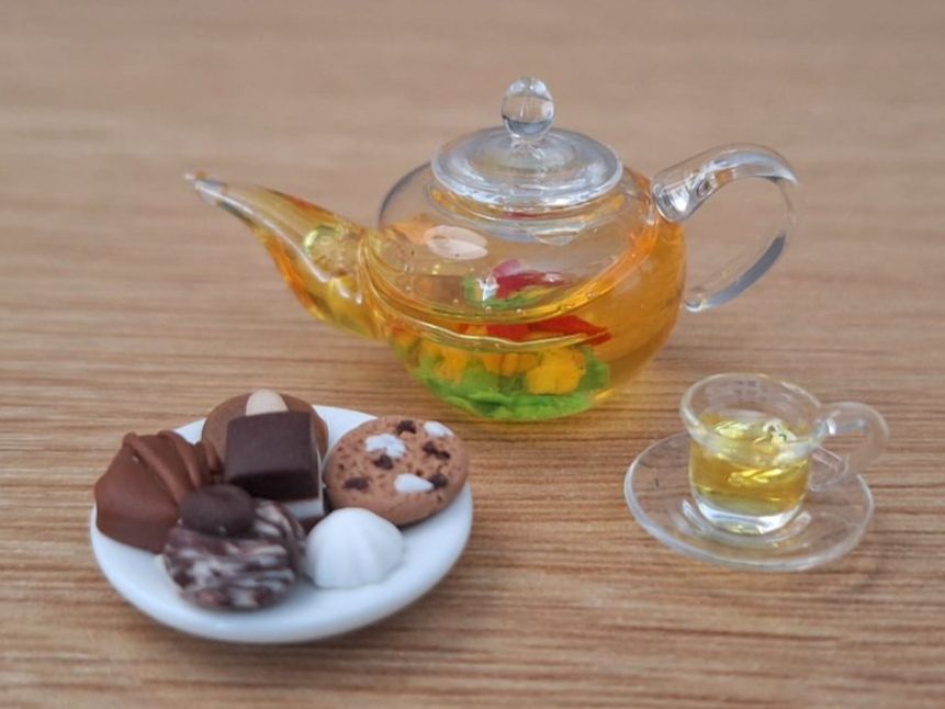 Puppenhäuser & -möbel: Glas Teekanne mit Erblühtee, Handgemacht, Auch für Maileg – Neu (gemäss Beschreibung) aus Zürich von HandmadeTinyFood