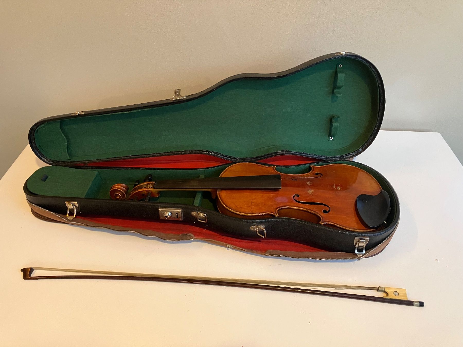 Strumenti musicali: Geige mit Bogen und Kasten – Usato da Engelberg venduto da Lrsa