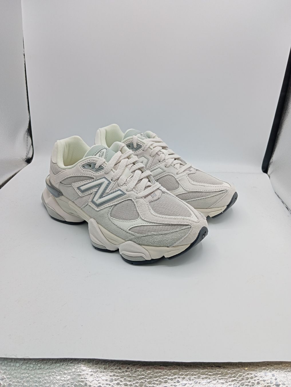 New Balance Scarpe da uomo: New Balance 9060 (EU39.5) – Nuovo e nell'imballaggio originale da Schaffhausen venduto da outlez 1