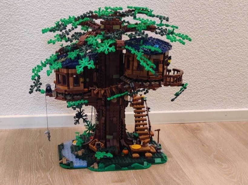 Lego Kit di costruzioni: Lego® 21318 Baumhaus – Usato da Erstfeld venduto da Bini-CH