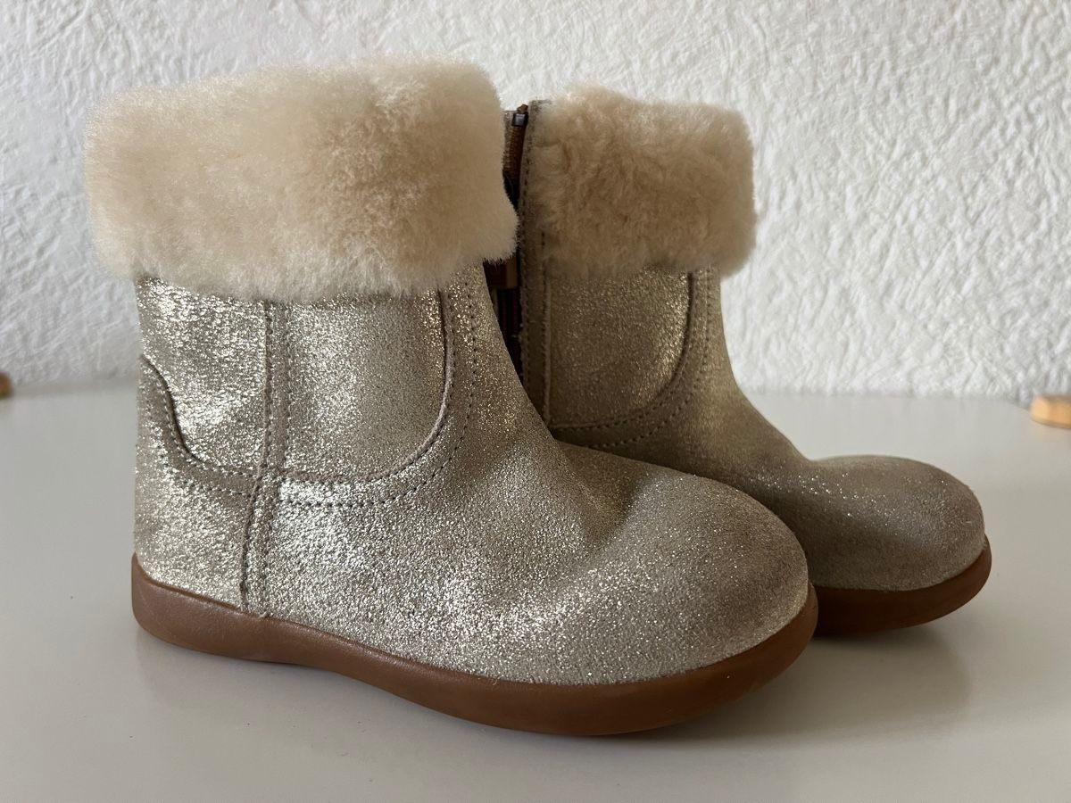 Ugg Scarpe per ragazze: Bottes UGG fourrées fille pointure 26 – Usato da Zürich venduto da Sol65 4
