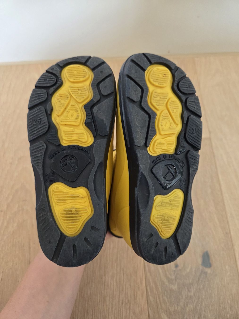 Scarpe per ragazzi: Gelbe Gummistiefel Gr. 25, gebraucht – Usato da Hinwil venduto da Jessica13 1