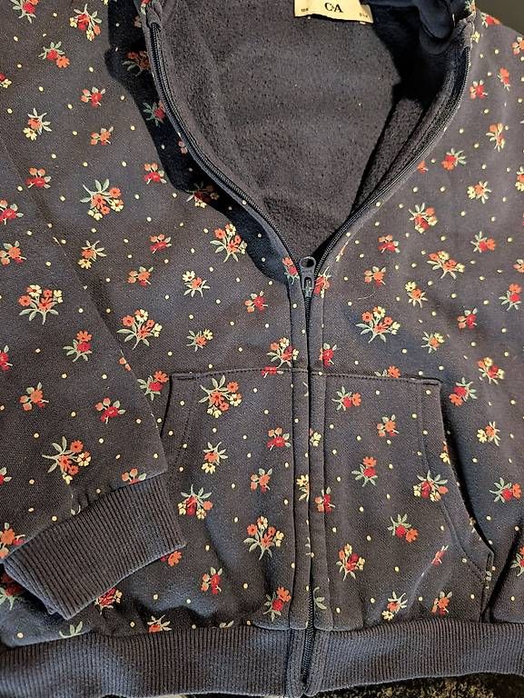 Pulls et sweat-shirts: Mädchen Kapuzenpulli von c&a gr. 128 – D'occasion à Bramboden par zaenni 1