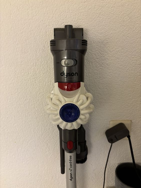 Dyson V7 Cord Free ( neuer Akku montiert) (Gebraucht) in Rümlang für ...
