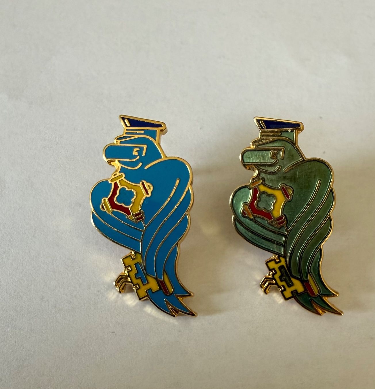 Placchette & Badge: pins – Usato da Pully venduto da fam_qj7t