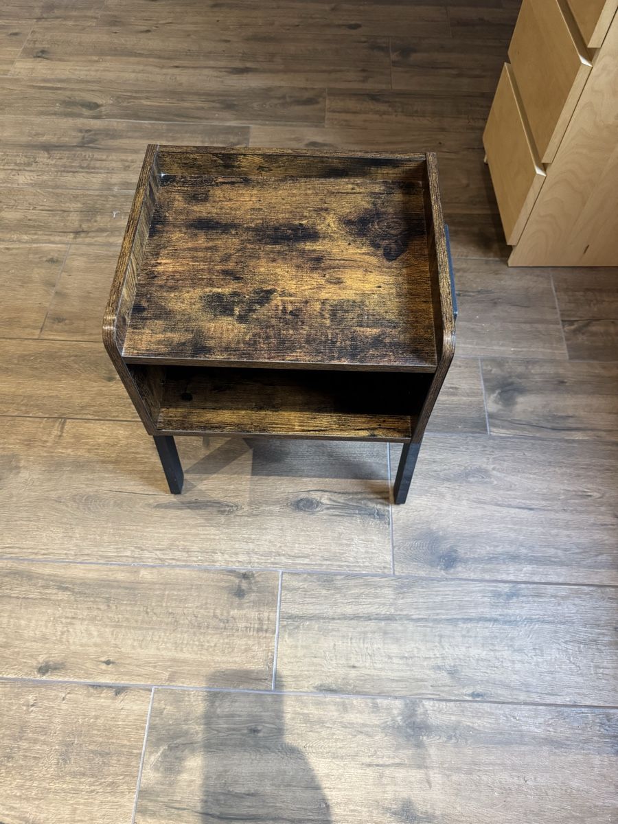 Comodini: Vintage Style Bedside Table/Nightstand - Great Value! – Nuovo (secondo la descrizione) da Aarburg venduto da StavFashion 1