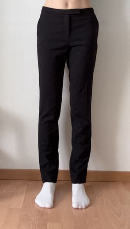 Schwarze enge Bundfaltenhose