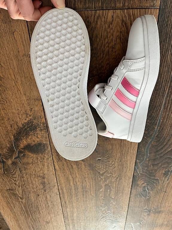 Schuhe für Mädchen: neuwertige Adidas Schuhe, Grösse 32 – Gebraucht aus Münsingen von nicole19198 2