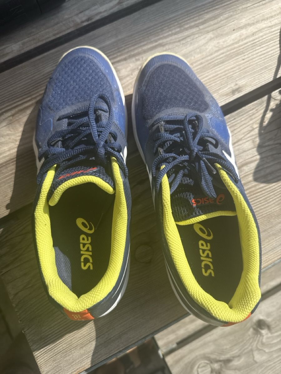 Herrenschuhe: Hallenschuhe ASICS – Gebraucht aus Niederried Interl von stebe92