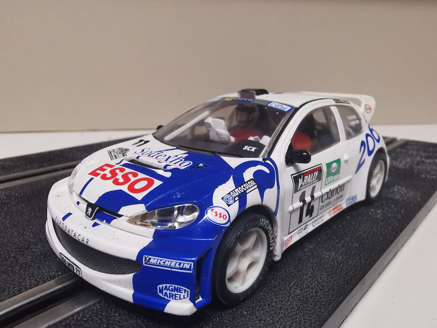 Piste: SCX Peugeot 206 mit Allrad und Licht – Usato da Winterthur venduto da Lonpos1 2
