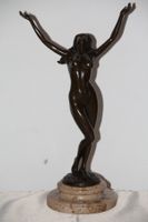 Sculpture en bronze sur socle marbre.