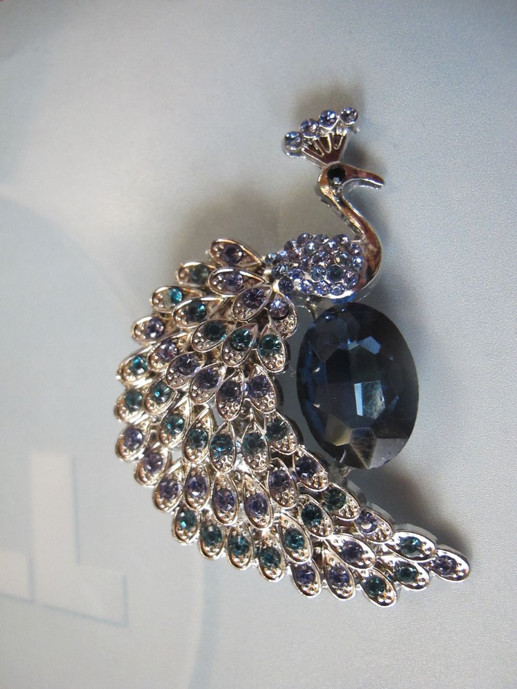 Spille & Fermagli: Wunderschoene Pfau Brosche mit grossem blauem Stein! – Nuovo (secondo la descrizione) da Löhningen venduto da Chimae67