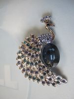 Wunderschoene Pfau Brosche mit grossem blauem Stein!
