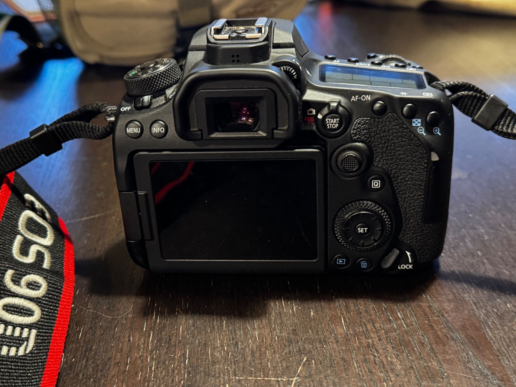 Canon Appareil photo: Kamera Canon EOS 90D, Objektiv EFS 60mm – D'occasion à Trimstein par sab_j6rf 1
