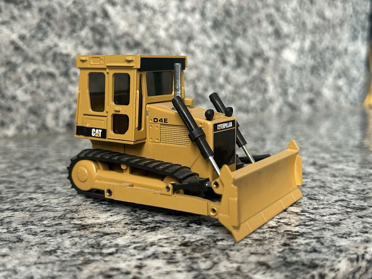 Caterpillar Kit di modellismo & Modellini statici: Cat D4 , 1:50 , NZG – Usato da Horw venduto da Tigercat635 2