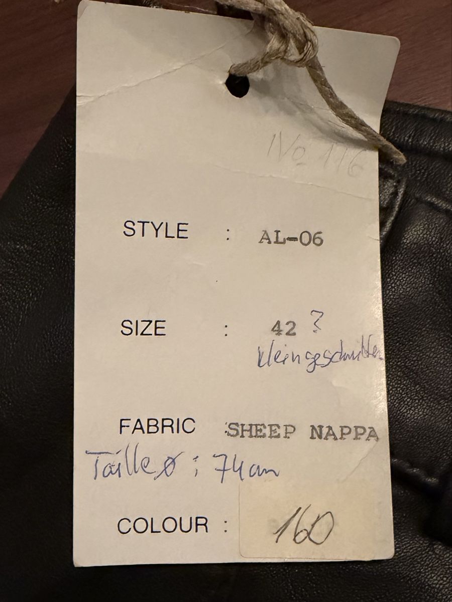 Pantaloni: Damen Leder Shorts schwarz mit Gurte  – Nuovo (secondo la descrizione) da Oberentfelden venduto da Aidan1981 1