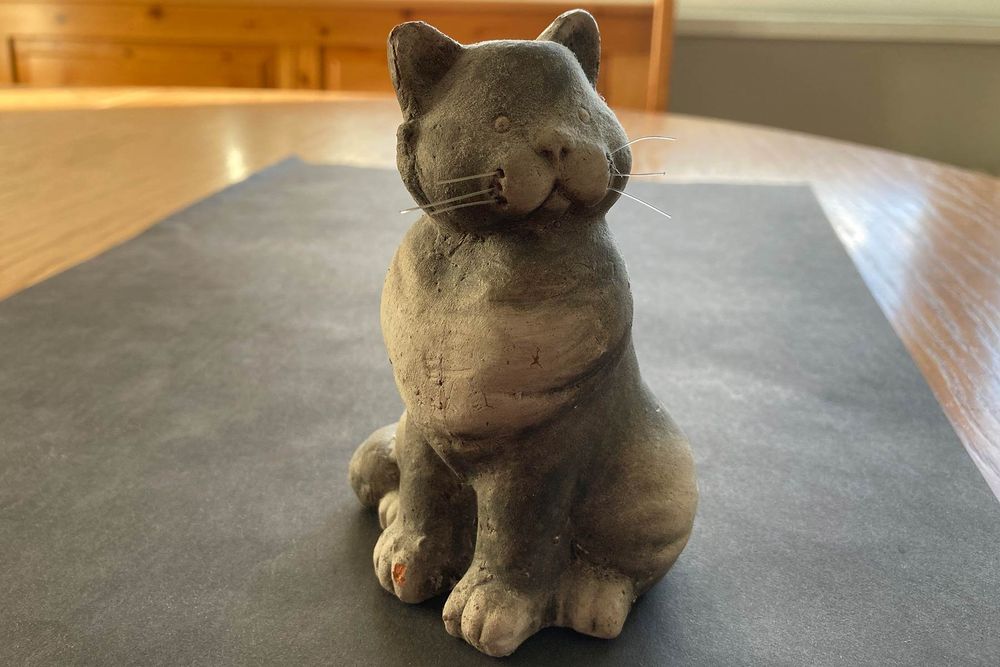 Hi-Line Kätzchen-Figur Sitzend – Realistische Grau-getigerte Katzenstatue Aus Polyresin Für Deko & Geschenk