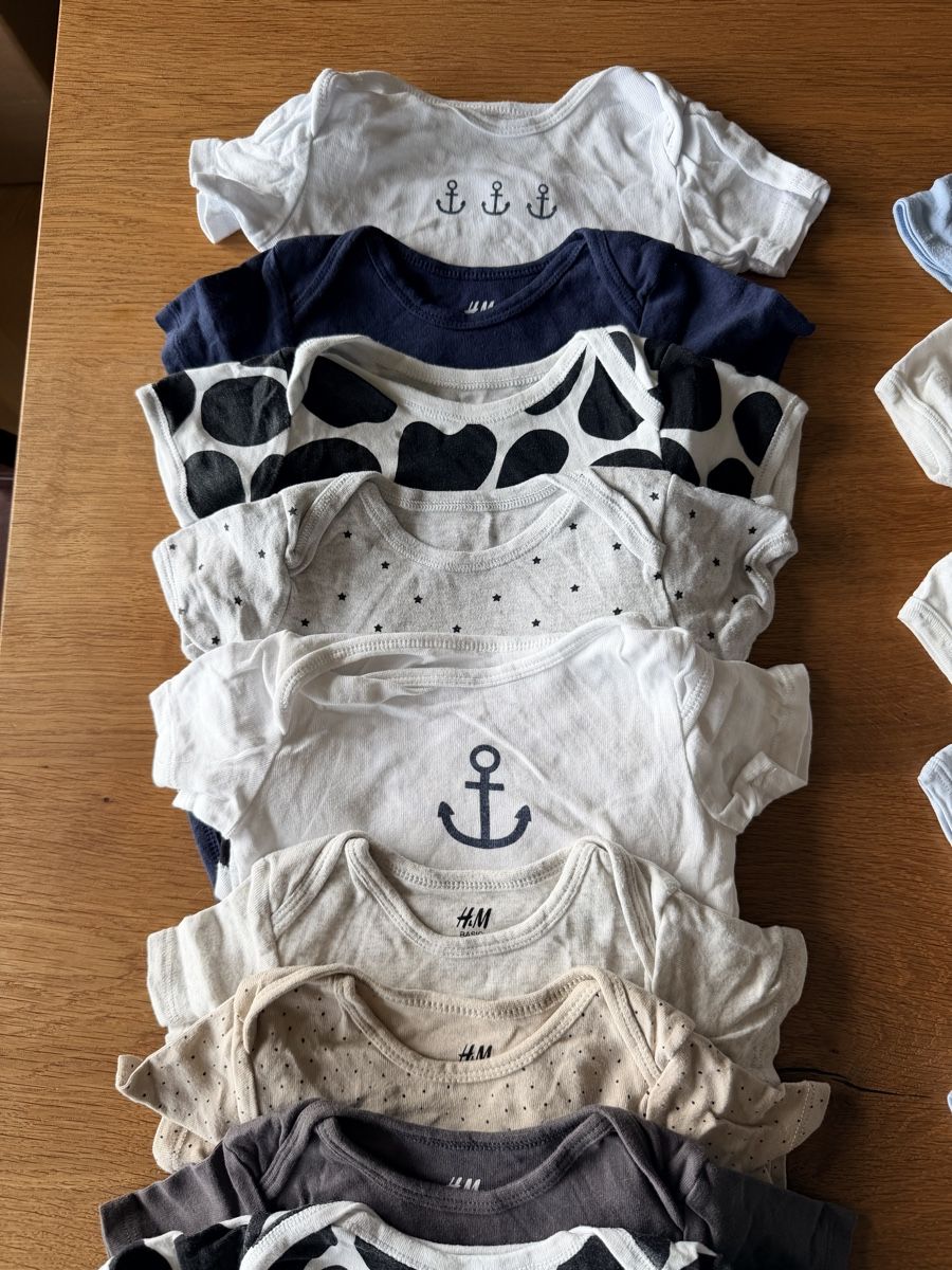 Lotti & Set di vestiti: Kleiderpaket Bodies 12M – Usato da Männedorf venduto da ana_nln9 1