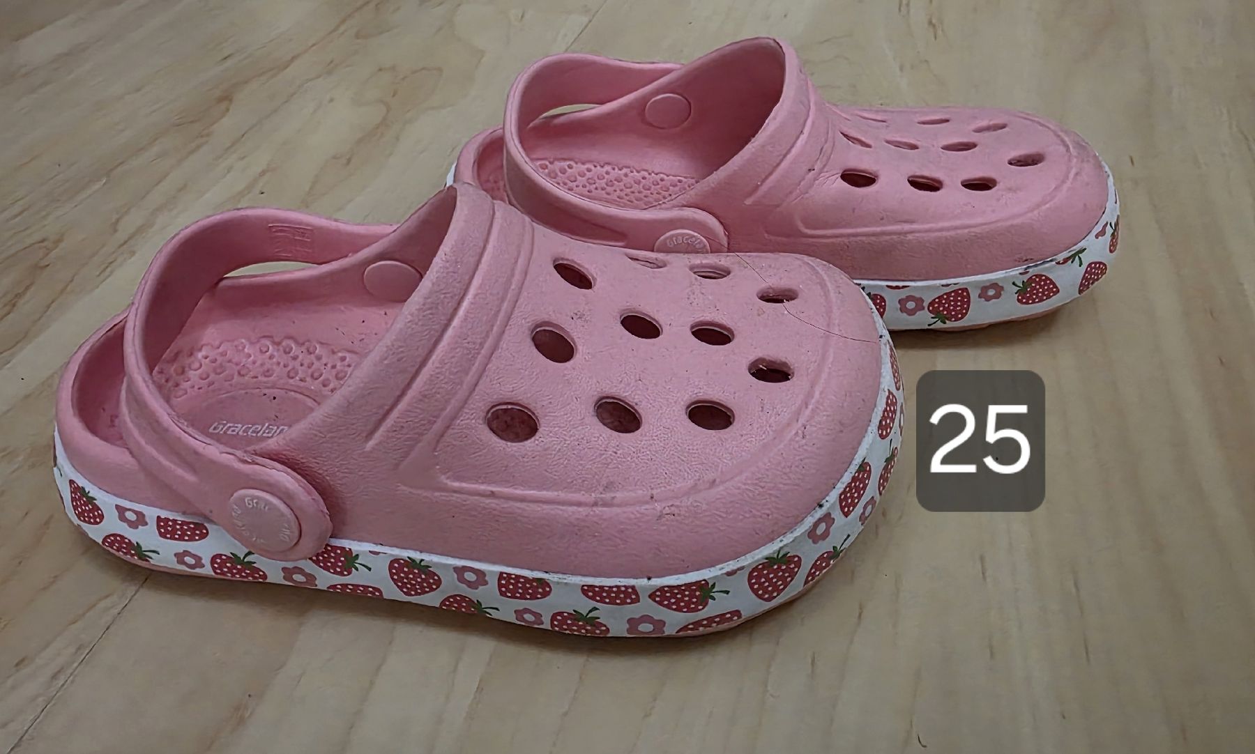 Crocs Scarpe per ragazzi: Kinder Hausschuhe Gr.25 – Usato da Beinwil am See venduto da Melly1989